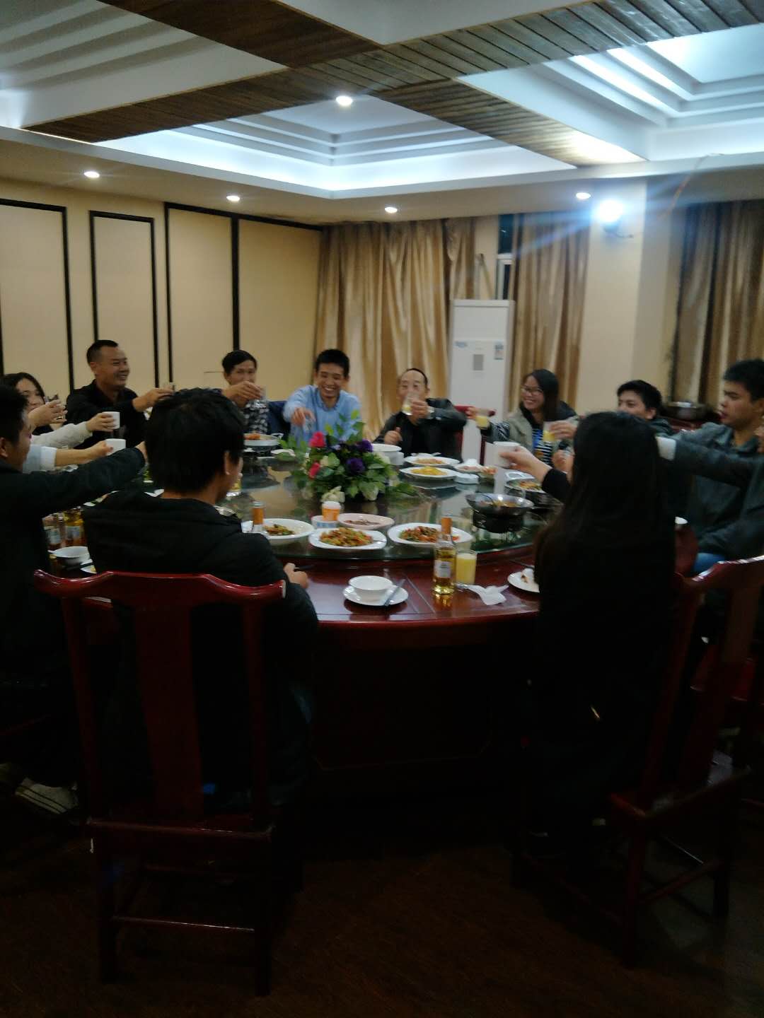 南昌市俊源科技員工聚餐活動(dòng)報道